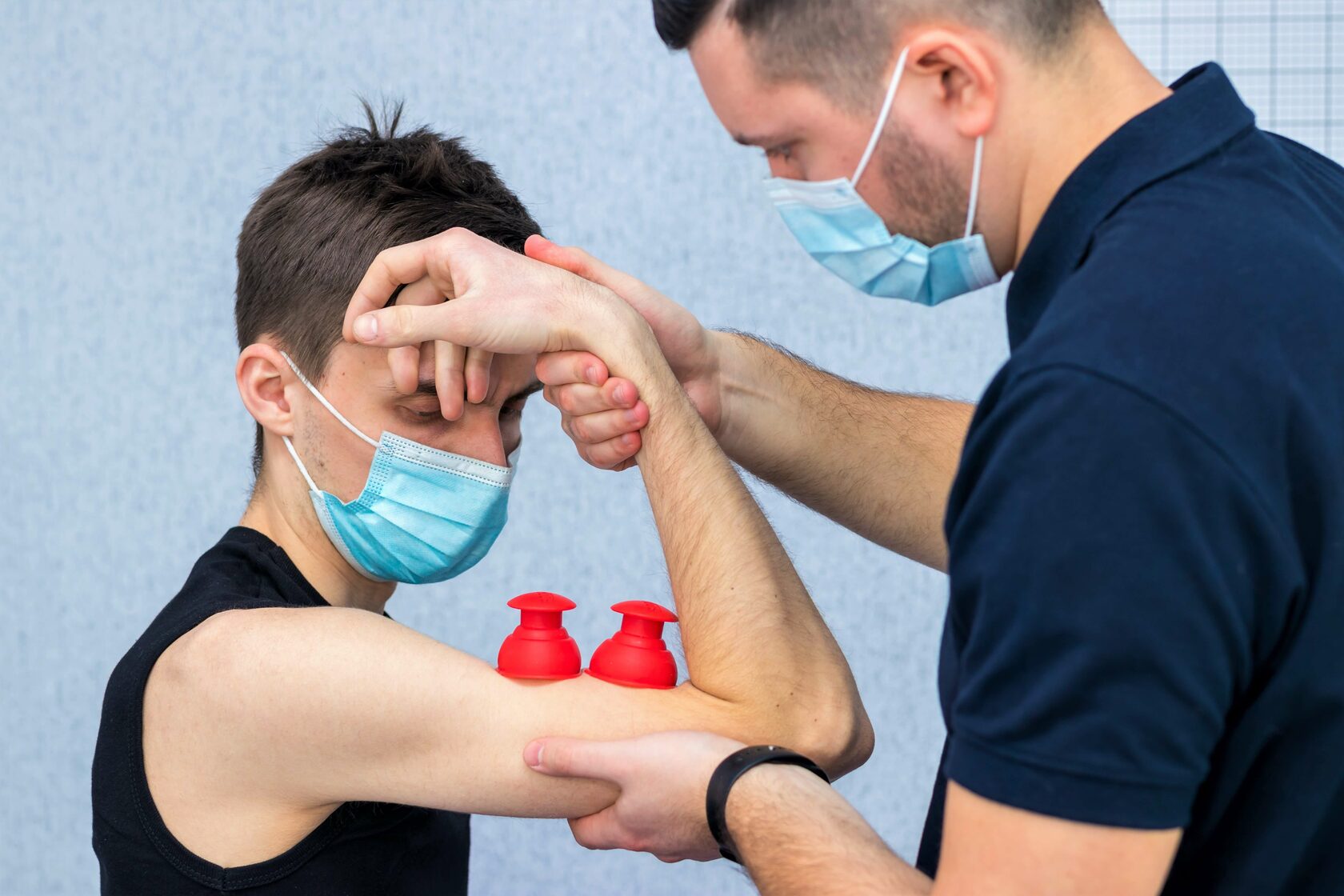 фізичний терапевт лікує тунельний синдром