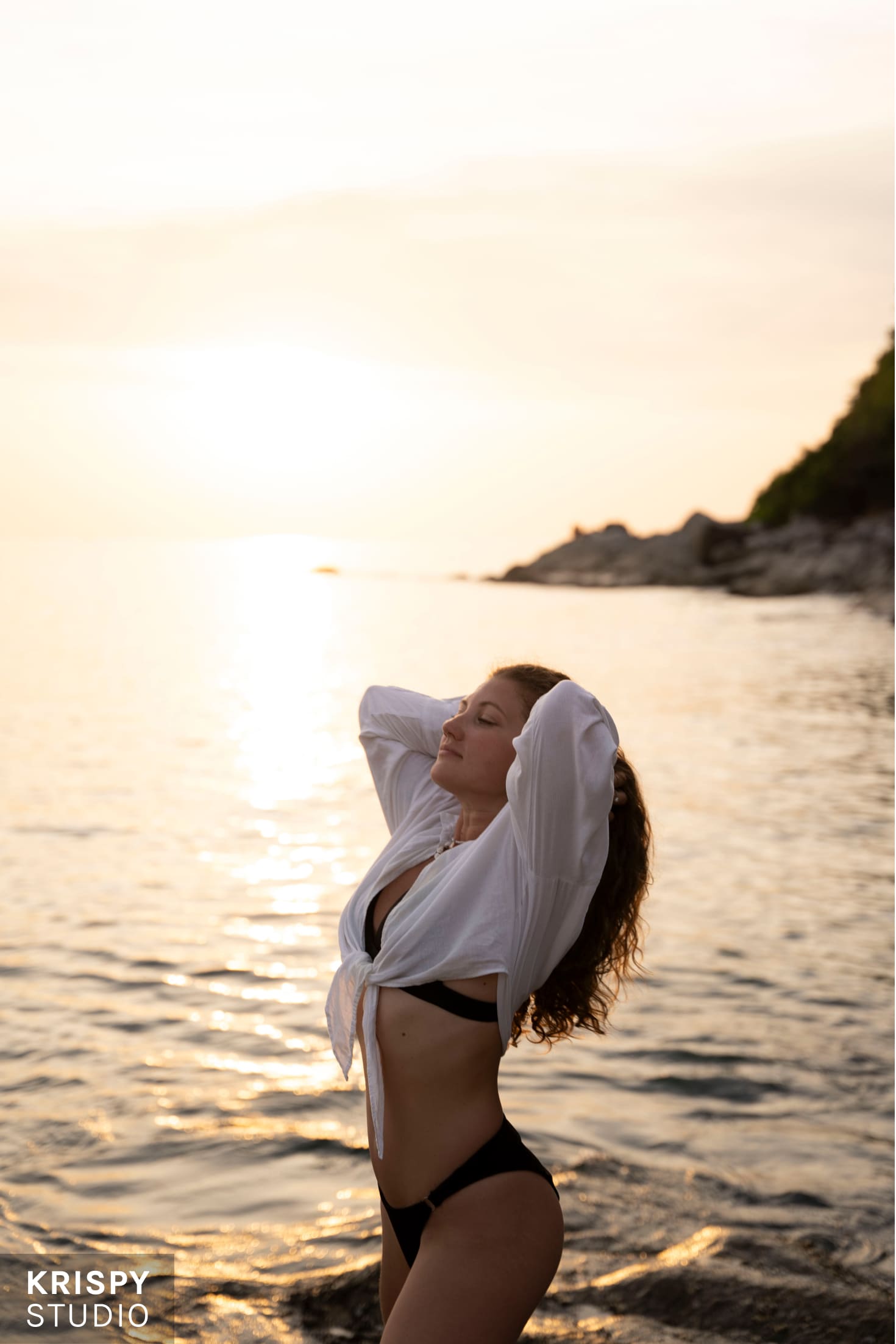 Влюбленная пара на пляже Пхукета, фотосессия у океана