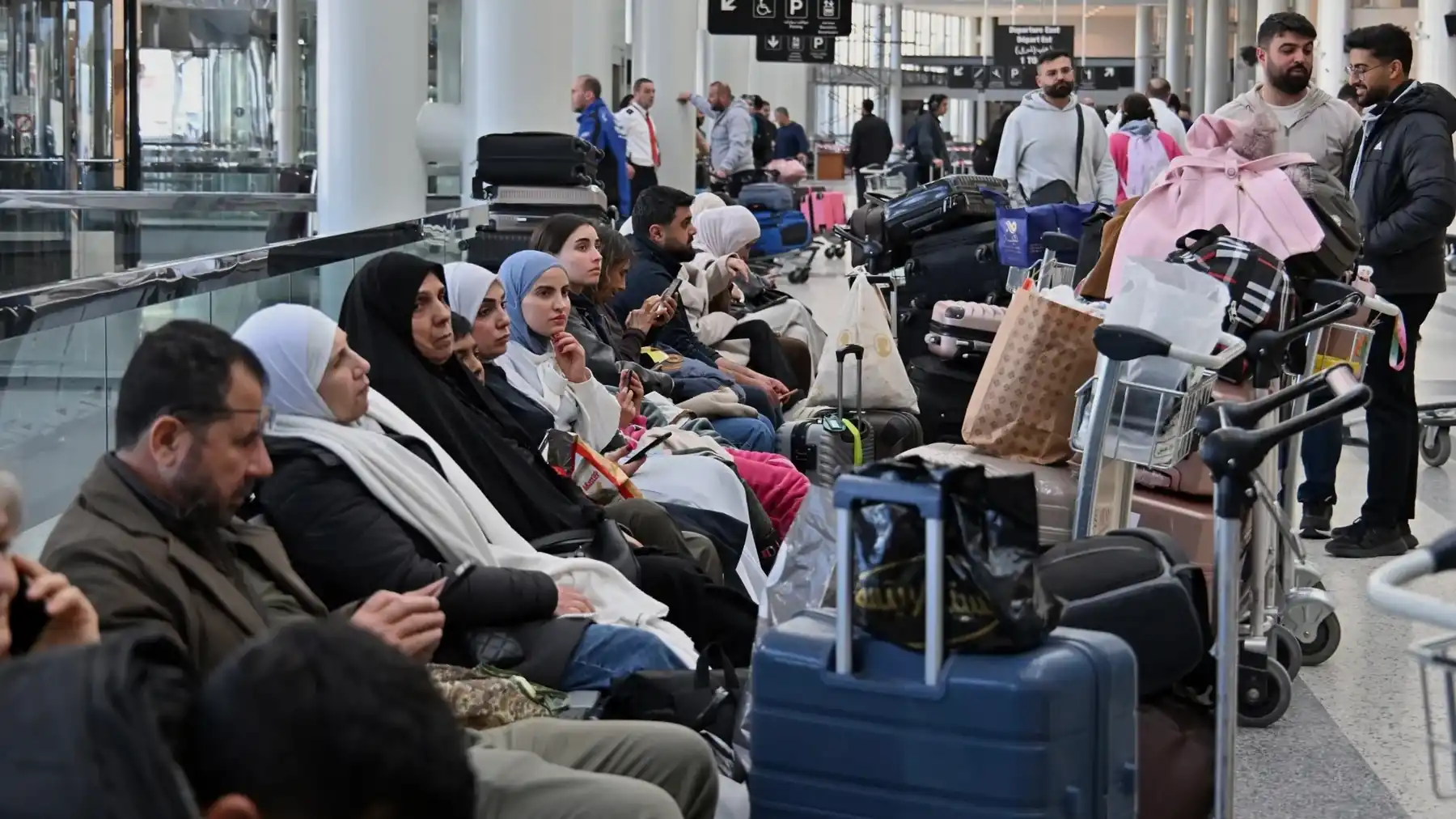 Толпа пассажиров в аэропорту Дубай из за отмены рейсов