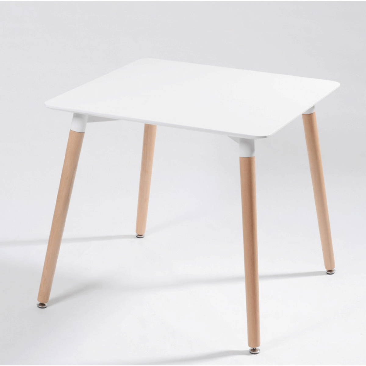 белый стол на деревянных ножках