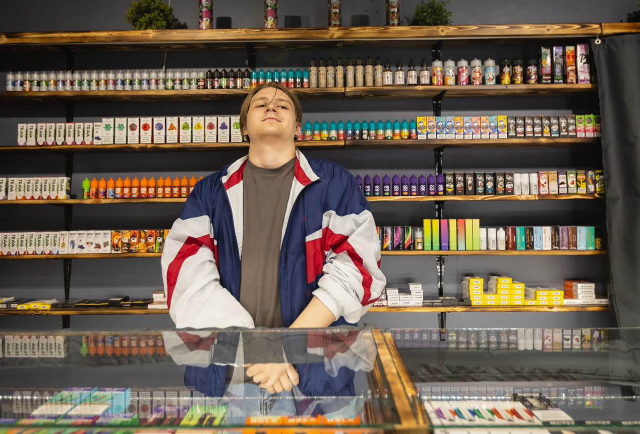 Мужчина в магазине SMOKESTAR на Родонитовой 23 в г. Екатеринбурге