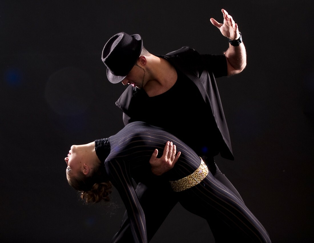 Танец для него видео. Поддержки в танце. Танцуем блюз. Сальса группа. Характерный танец.