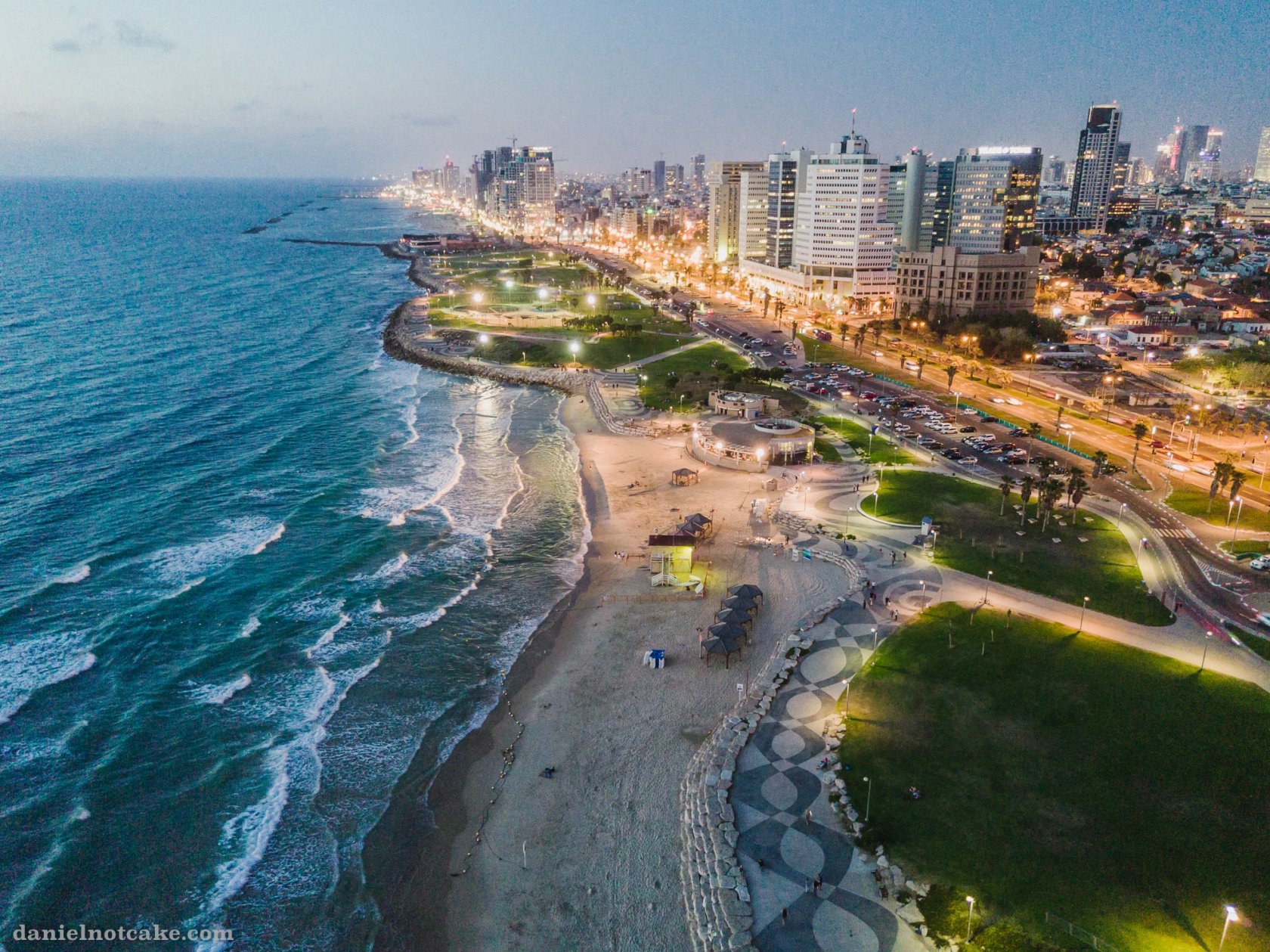 Самый дорогой город для жизни. Нетания Тель Авив. Тель Авив пляж.