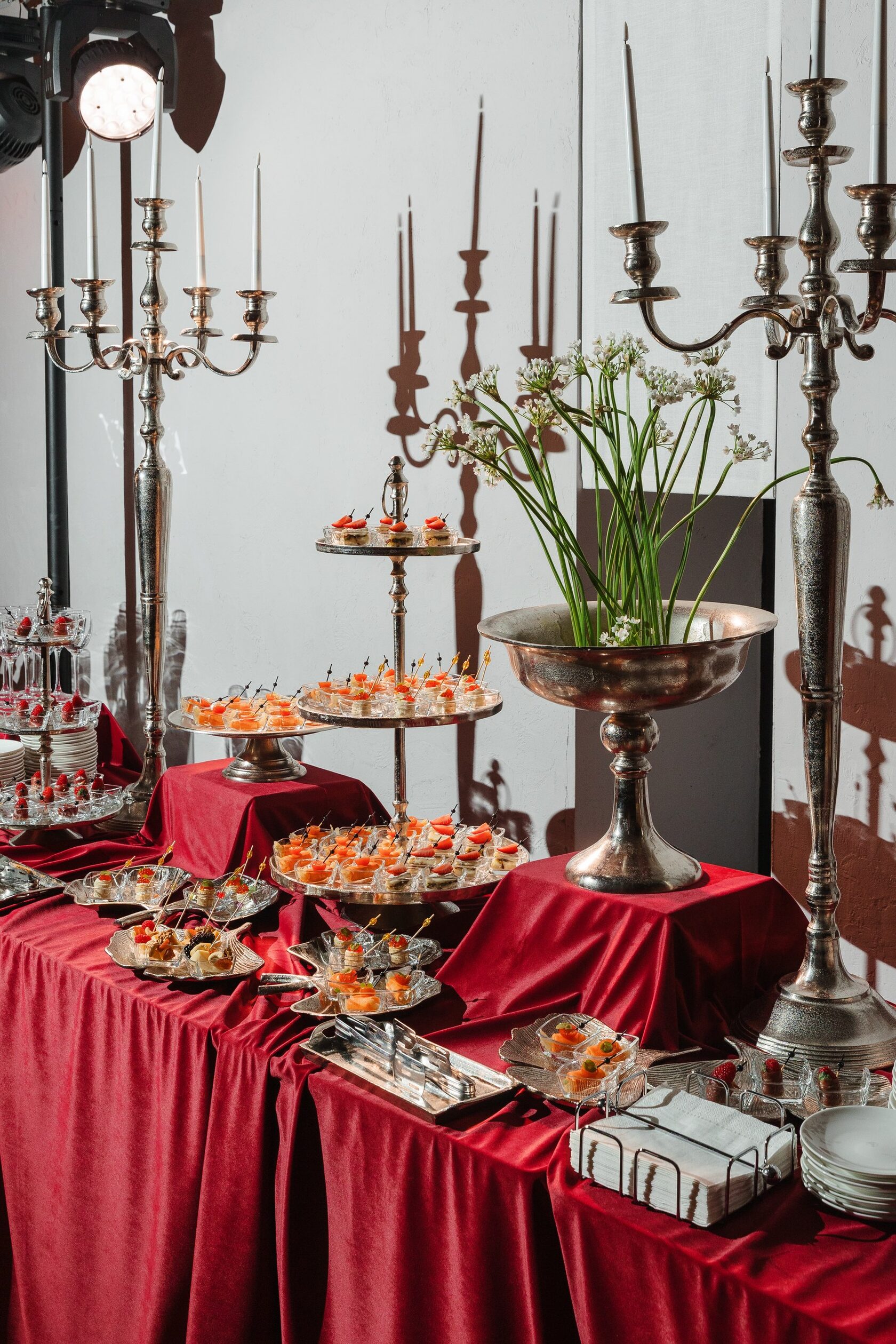 Многоярусная подача канапе на красном фуршетном столе — премиум кейтеринг Smile Event Catering Москва
