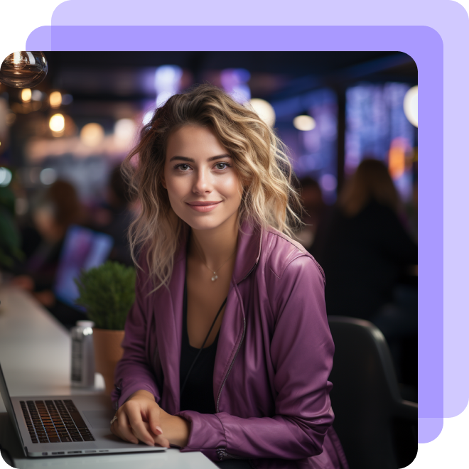 Молодая девушка сидит в кафе и работает за ноутбуком.