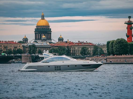 Аренда яхты Azimut 62S с капитаном в Санкт-Петербурге