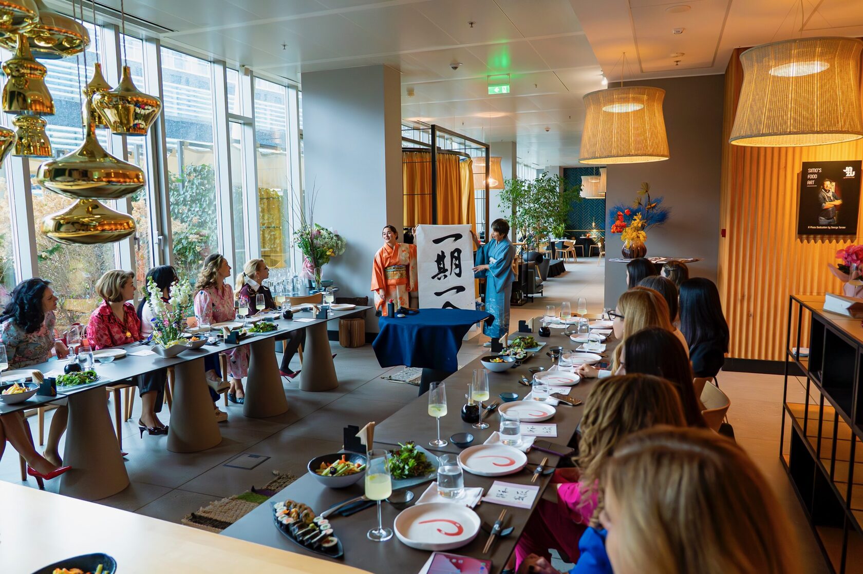 Дамите от „Великолепната жена“ наблюдават демонстрация на японска калиграфия в ресторант JAZU.