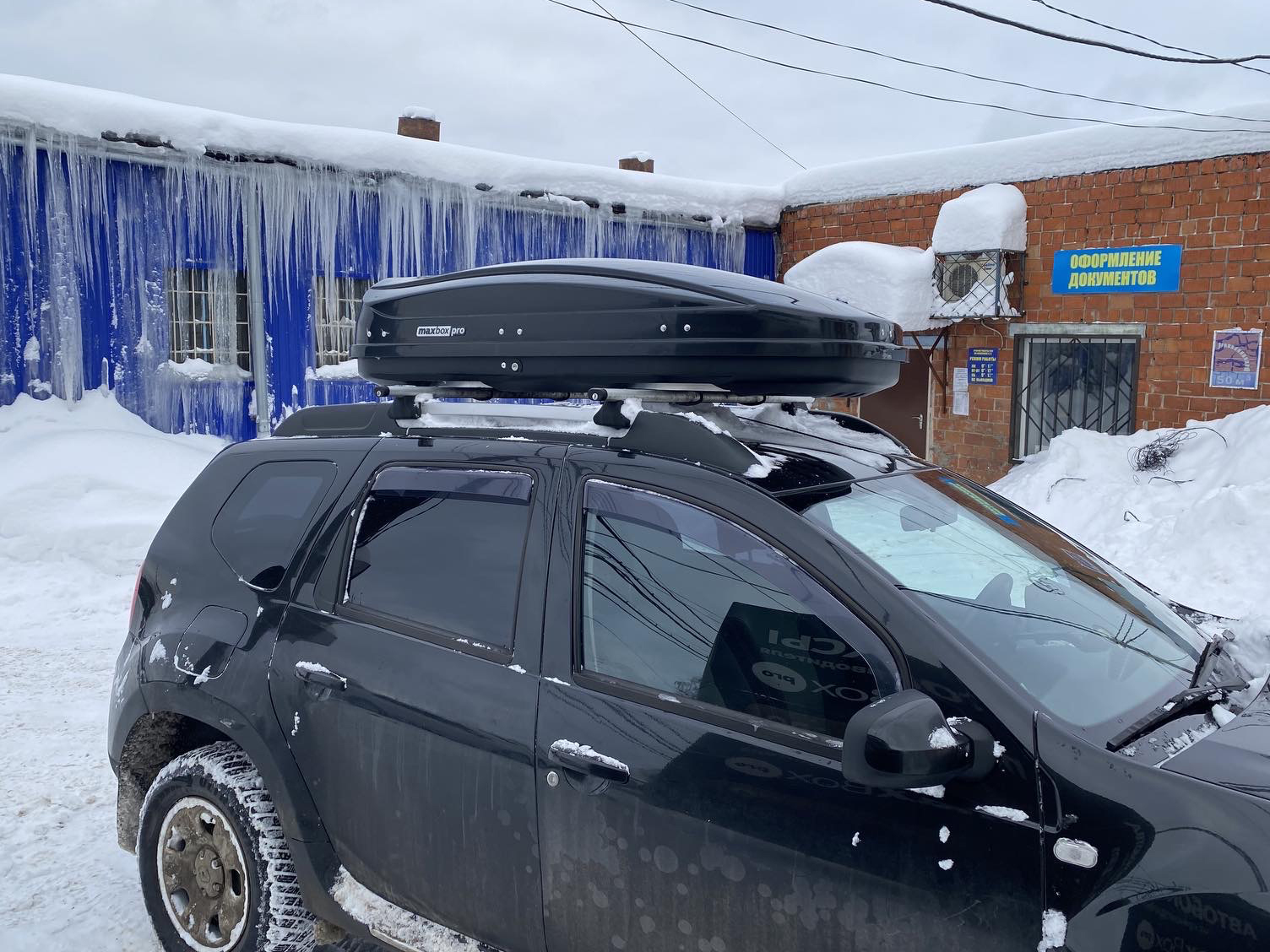 Автобокс на крышу дастера. Багажник на крышу Рено Дастер 2018. Бокс на крышу Рено Дастер. Бокс на крышу Дастер 2. Бокс на крышу Renault Duster.