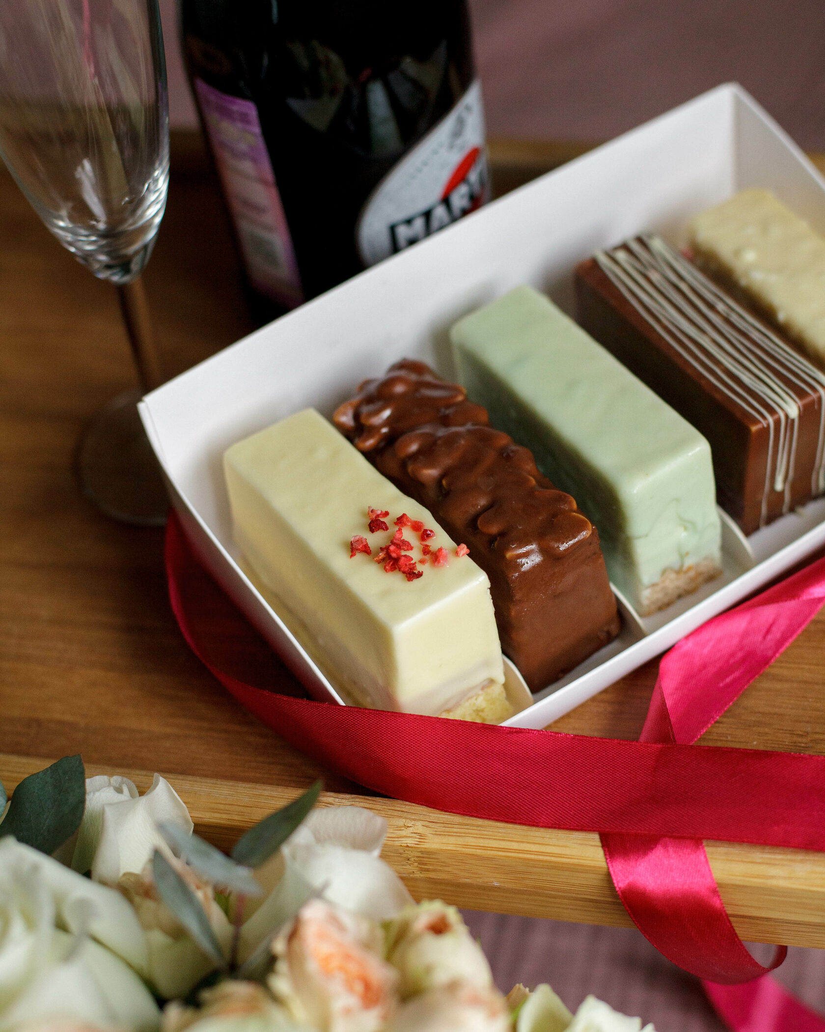 Набор пирожных. Пирожные в коробке. Сладкие наборы пирожных. Набор пирожных. Пирожное пять любимых вкусов черемушки.