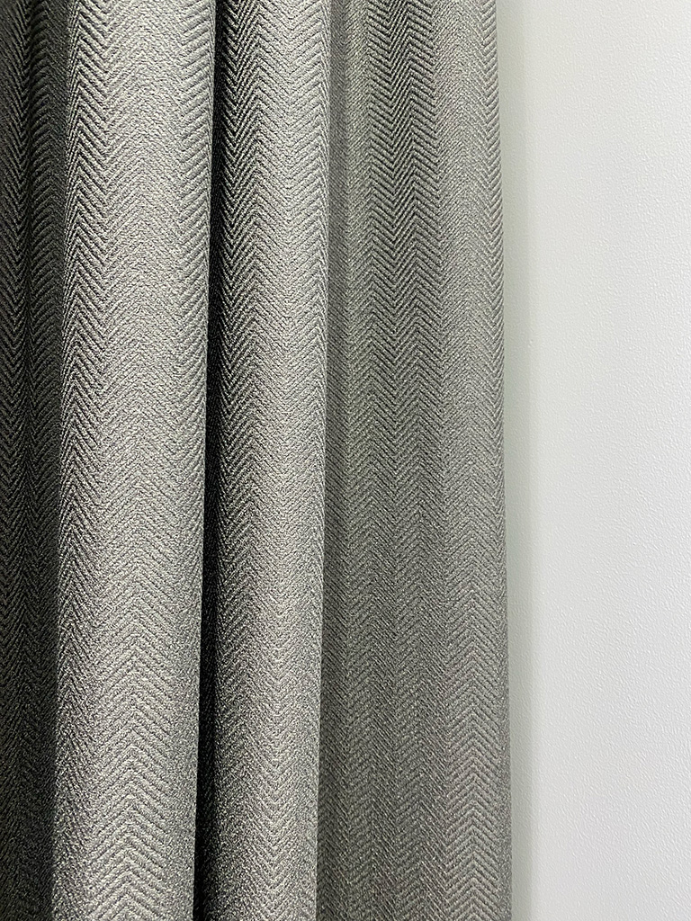 шторы серые в спальню