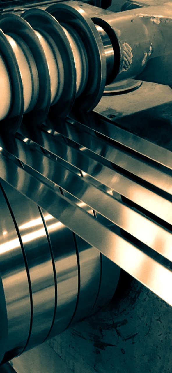 Продольная резка металлической ленты на нашем станке.