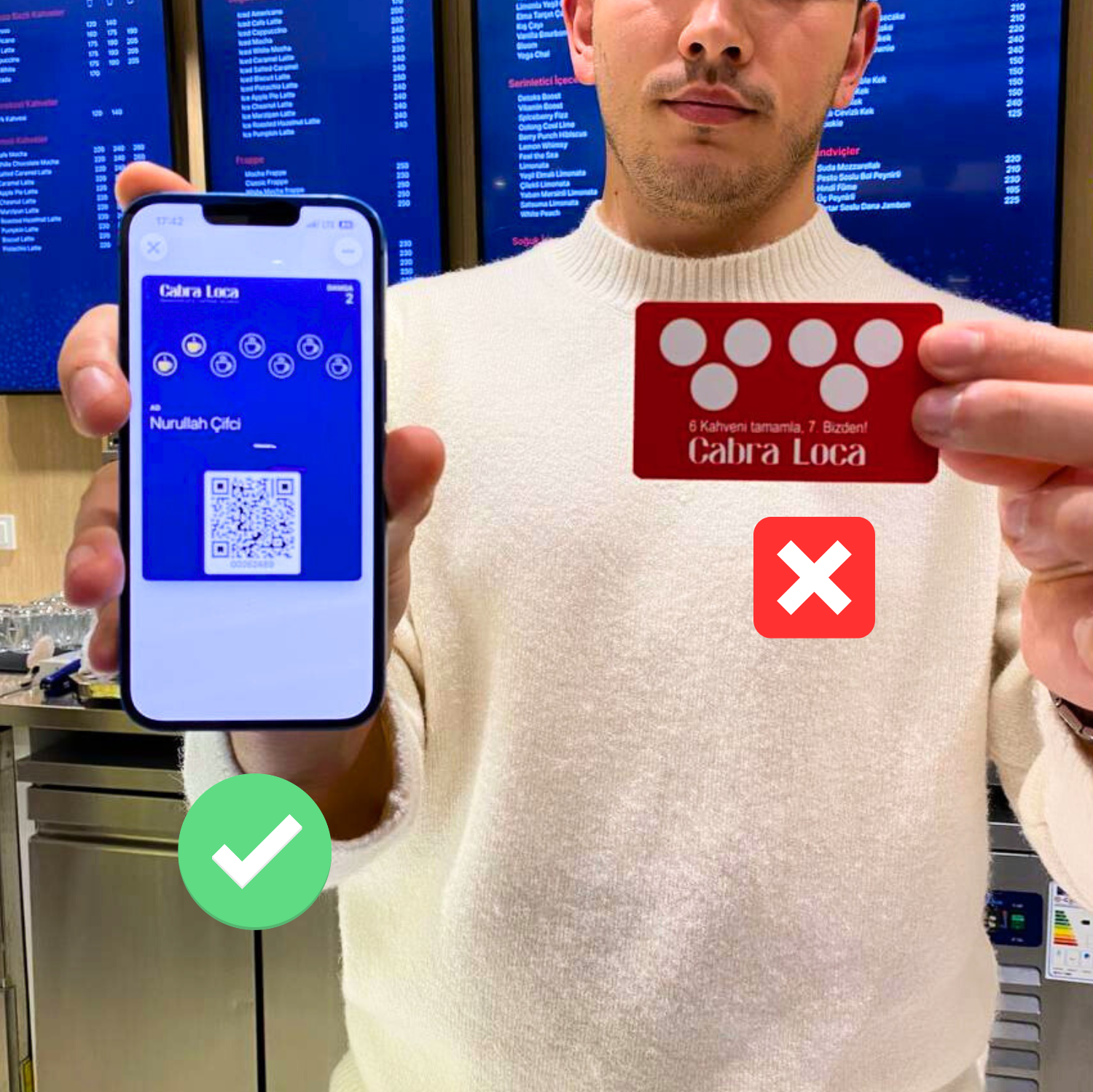 Kağıt damga kartı ve akıllı telefon ekranında dijital Wallet sadakat kartı karşılaştırması