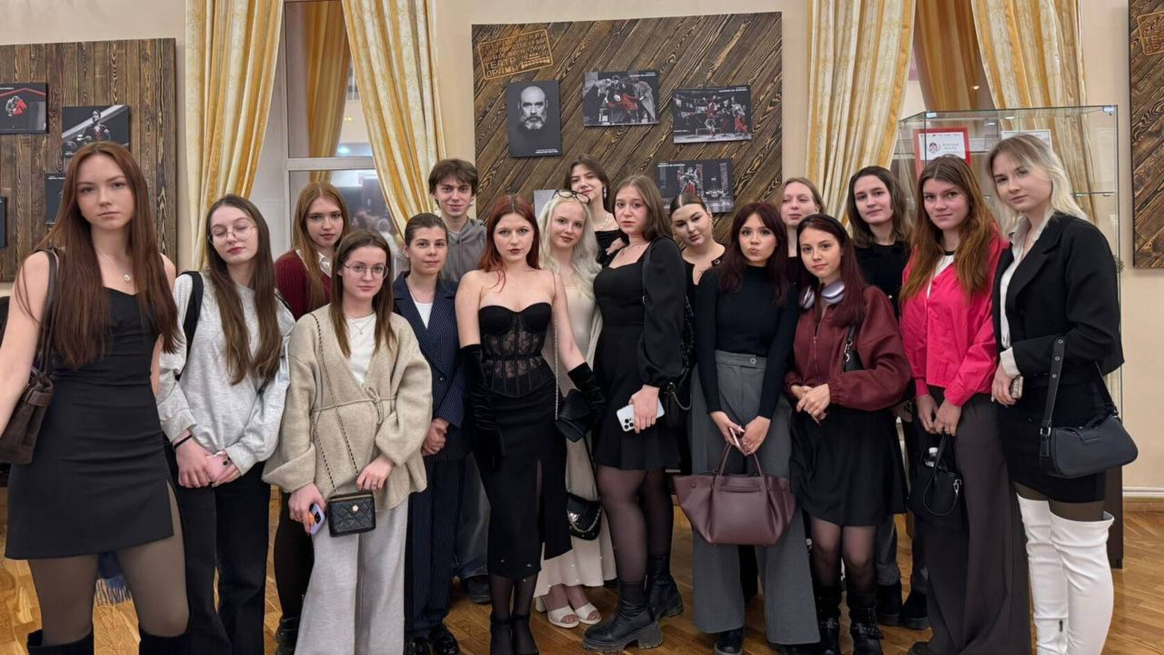 Студенты Академии туризма провели один из учебных вечеров в Свердловском Государственном Академическом Театре Драмы, где посмотрели мюзикл «Камень».