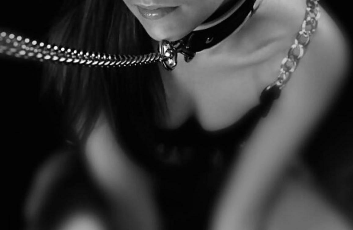 страстно за волосы. грубый нижний. мужчина доминант. страстные парни. грубое общение.