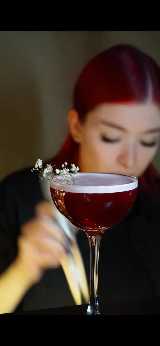 Гостья с коктейлем