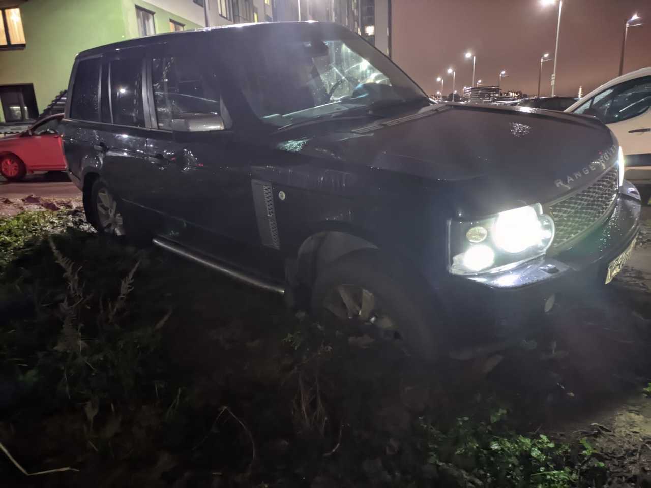 Внедорожная Эвакуация автомобиля Land Rover с газона, на проспекте Королева в Приморском районе Санкт-Петербурга