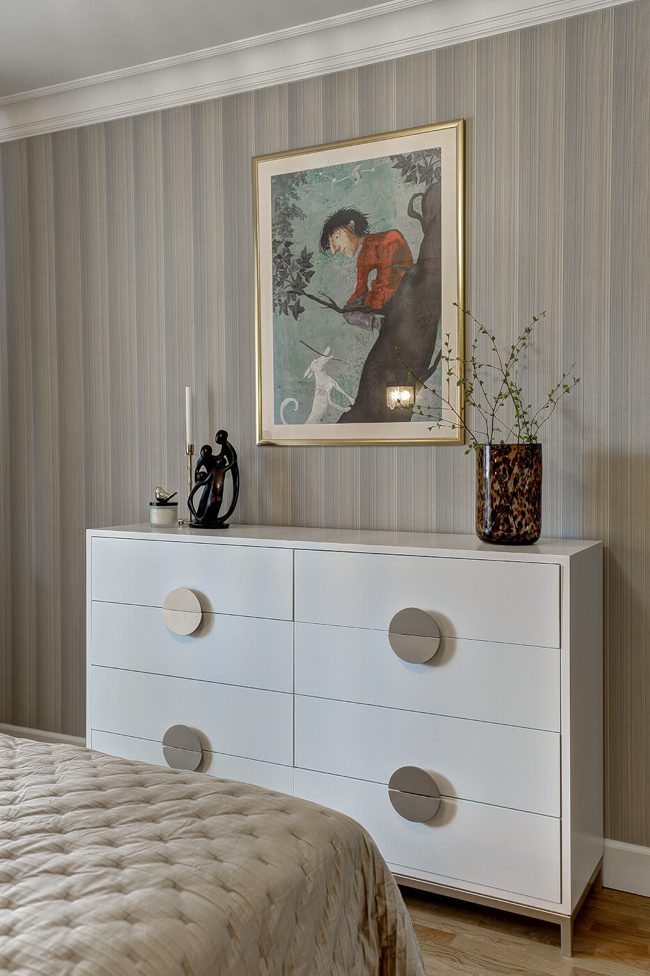 Новая Москва - Дизайн интерьера спальни, кровать, комод, картина