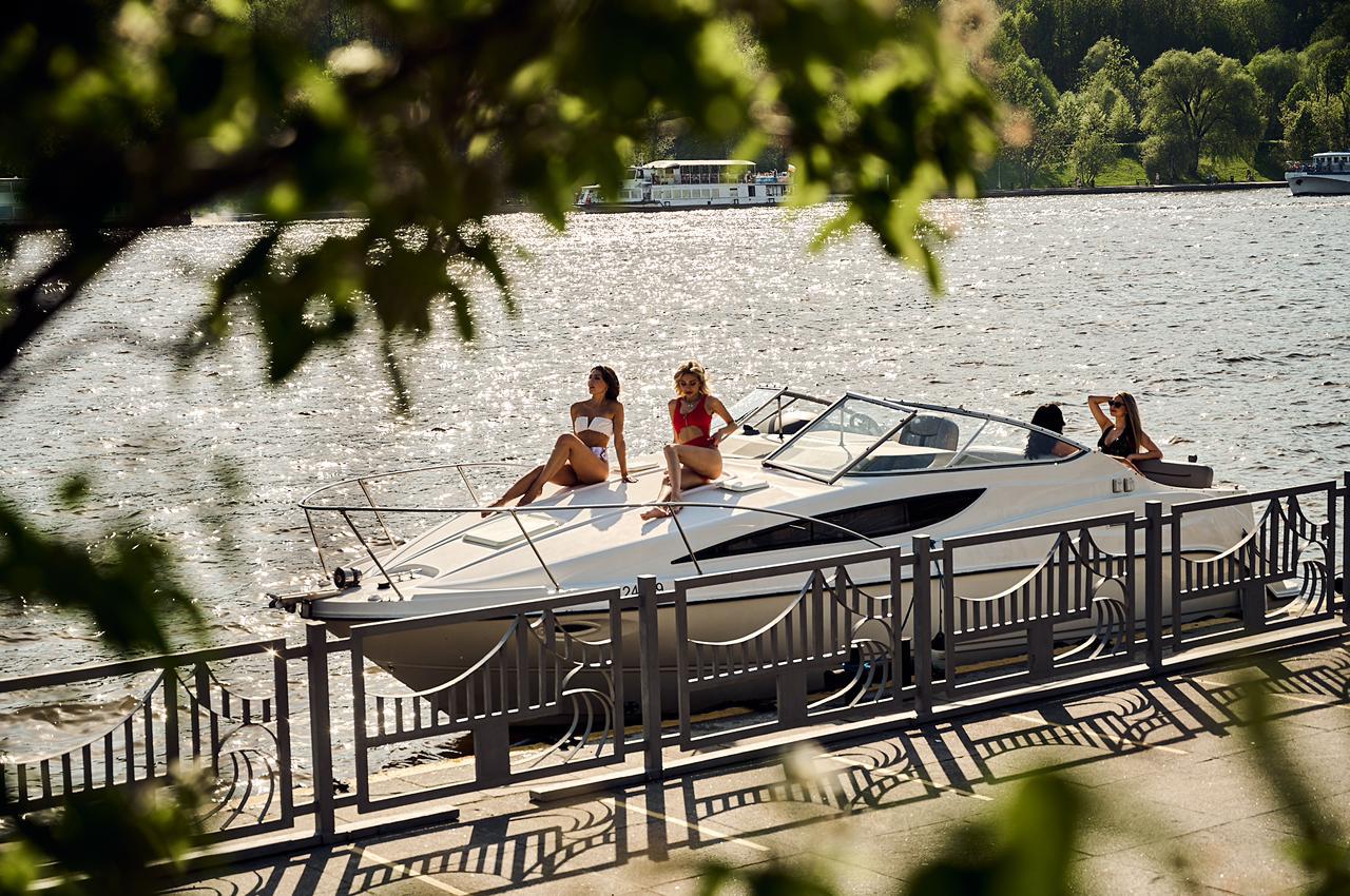 прогулка на яхте в подмосковье. яхта азимут 39 мыс надежды балаклава. яхта пальма де сочи. на яхте по реке. яхты fairline squadron 53.