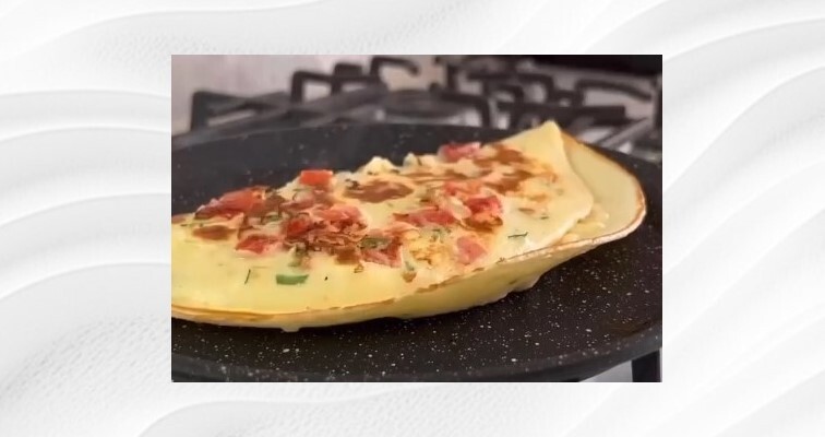Приготовление блинчиков с помидором и сыром и зеленью: шаг 7