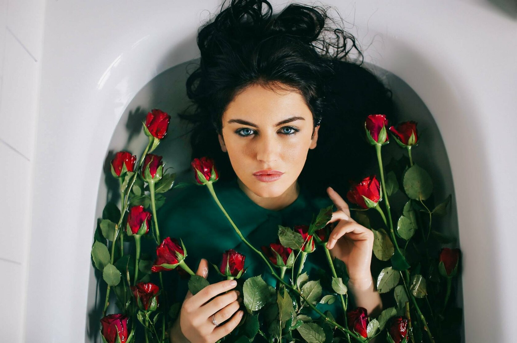 Фотосессия с розами в ванной