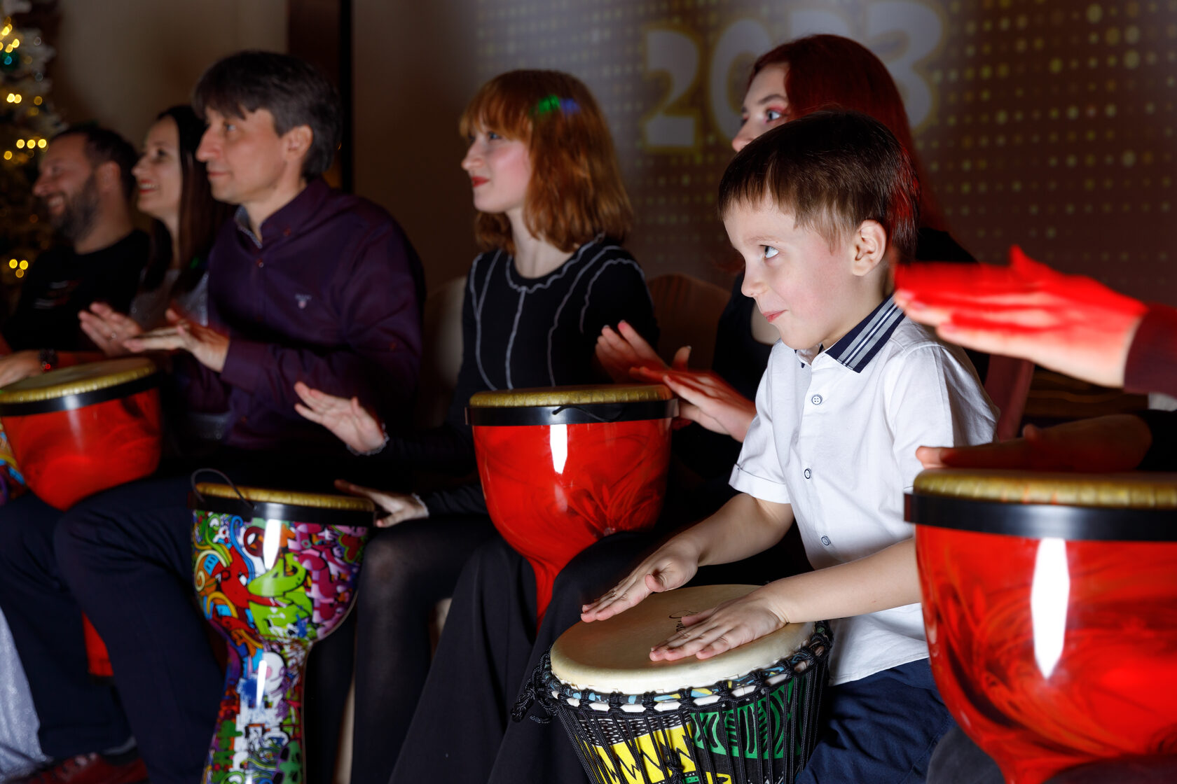 Все работники компании принимают участие в запоминающемся тимбмлдинге: участники играют на африканских барабанах, тамбуринах и маракасах. Барабанный тимбилдинг — запоминающееся событие! 