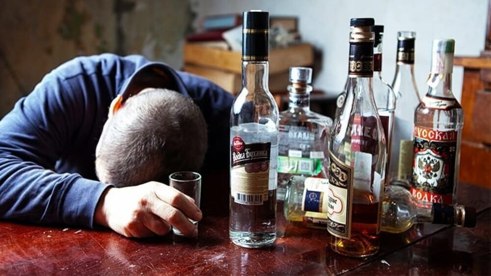 Симптомы, стадии и лечение белой горячки