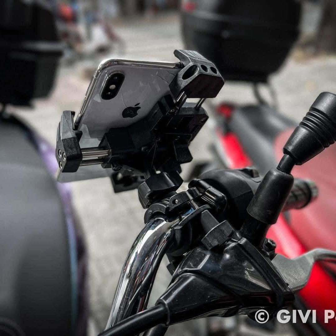 Смартфон в открытом держателе GIVI S920L на руле мотоцикла