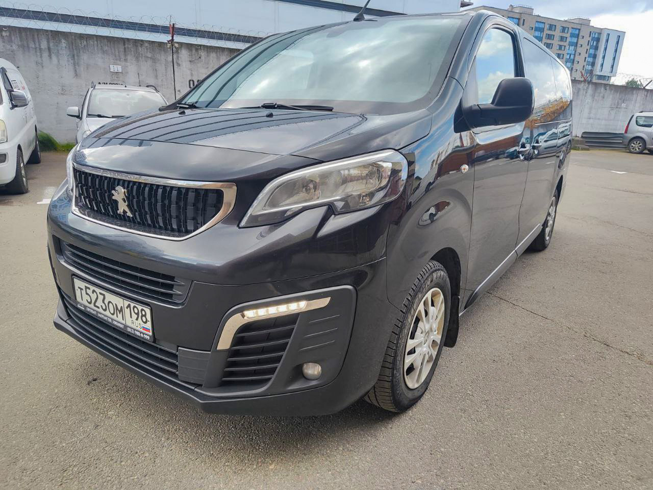 Peugeot Traveller для аренды без водителя в СПб