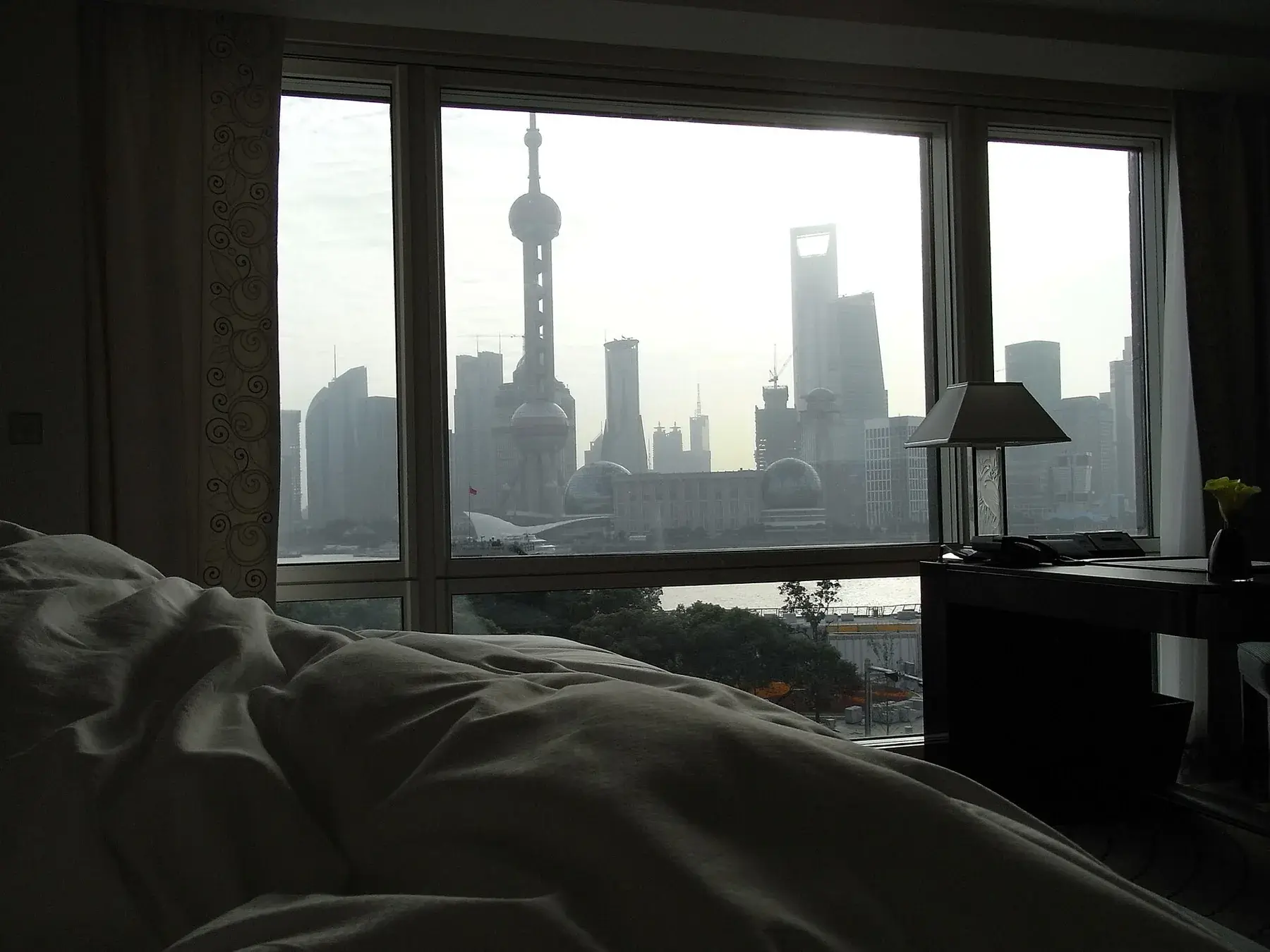 Вид на Пудун из номера The Peninsula Shanghai