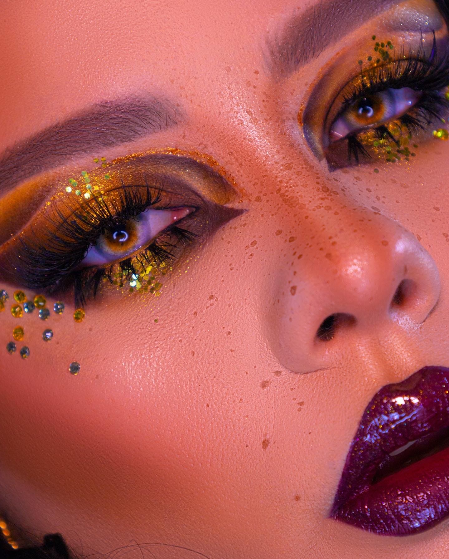 Яркий макияж с блестками и стразами от Glitter Things Beauty