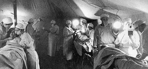 Советские военные медики оказывают помощь раненым в годы Великой Отечественной войны