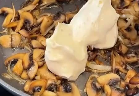 Приготовление мяса по-французски из свинины с грибами в духовке: шаг 3