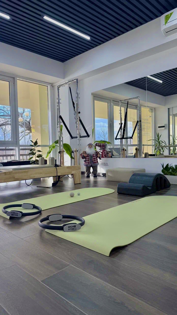 Сплит-тренировка для двоих в Pilates Mama Краснодар. Занимайтесь вместе с подругой, мамой или супругом со скидкой 15% для членов семьи.