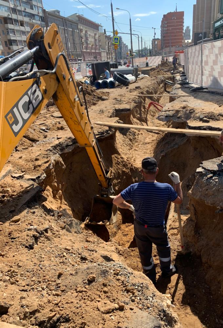 экскаватор погрузчик jcb3c копает ямуx