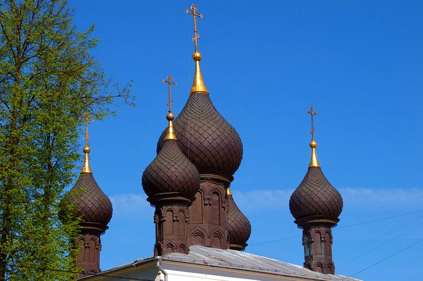 Храм с черными куполами в Москве