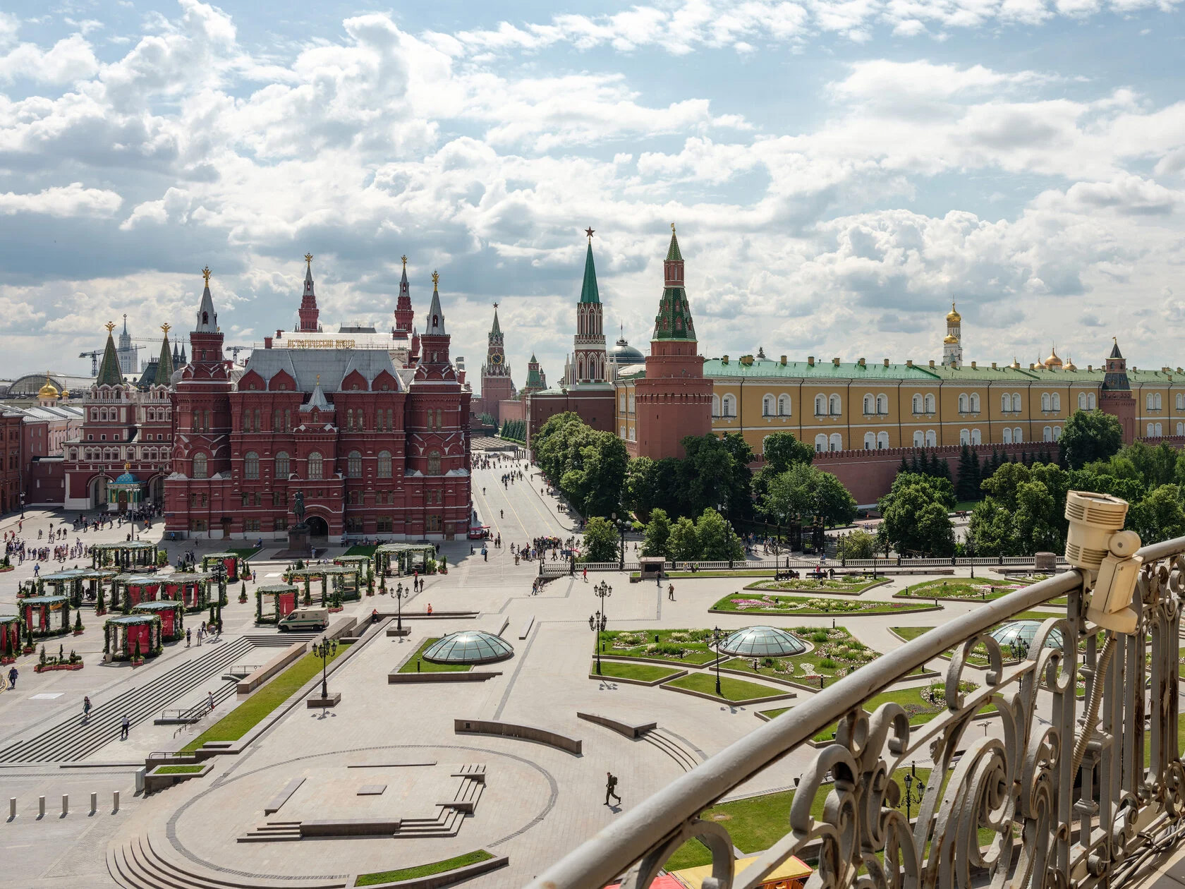 Площадь возле красной площади. Националь на красной площади. Гостиница Националь Москва вид на Кремль. Гостиница на красной площади в Москве. Тверская Националь красная площадь.