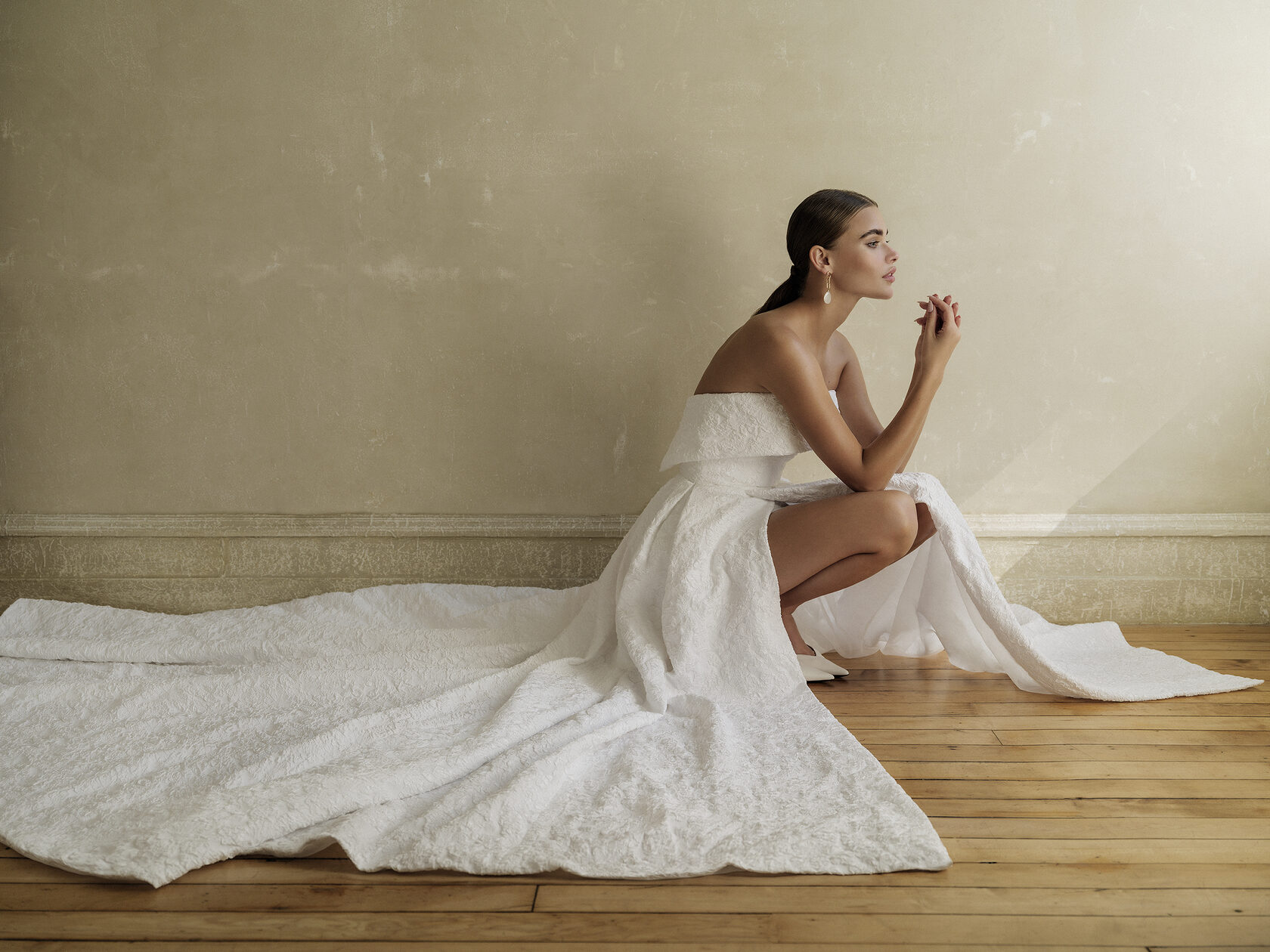 En boutique vous pouvez essayer plusieurs coupes observer votre silhouette en mouvement et comprendre pourquoi une robe fonctionne mieux quune autre