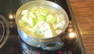 Приготовление крем-супа из цветной капусты со сливками и кабачком: шаг 6