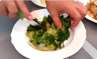 Приготовление пирога киш с лососем и брокколи: шаг 11