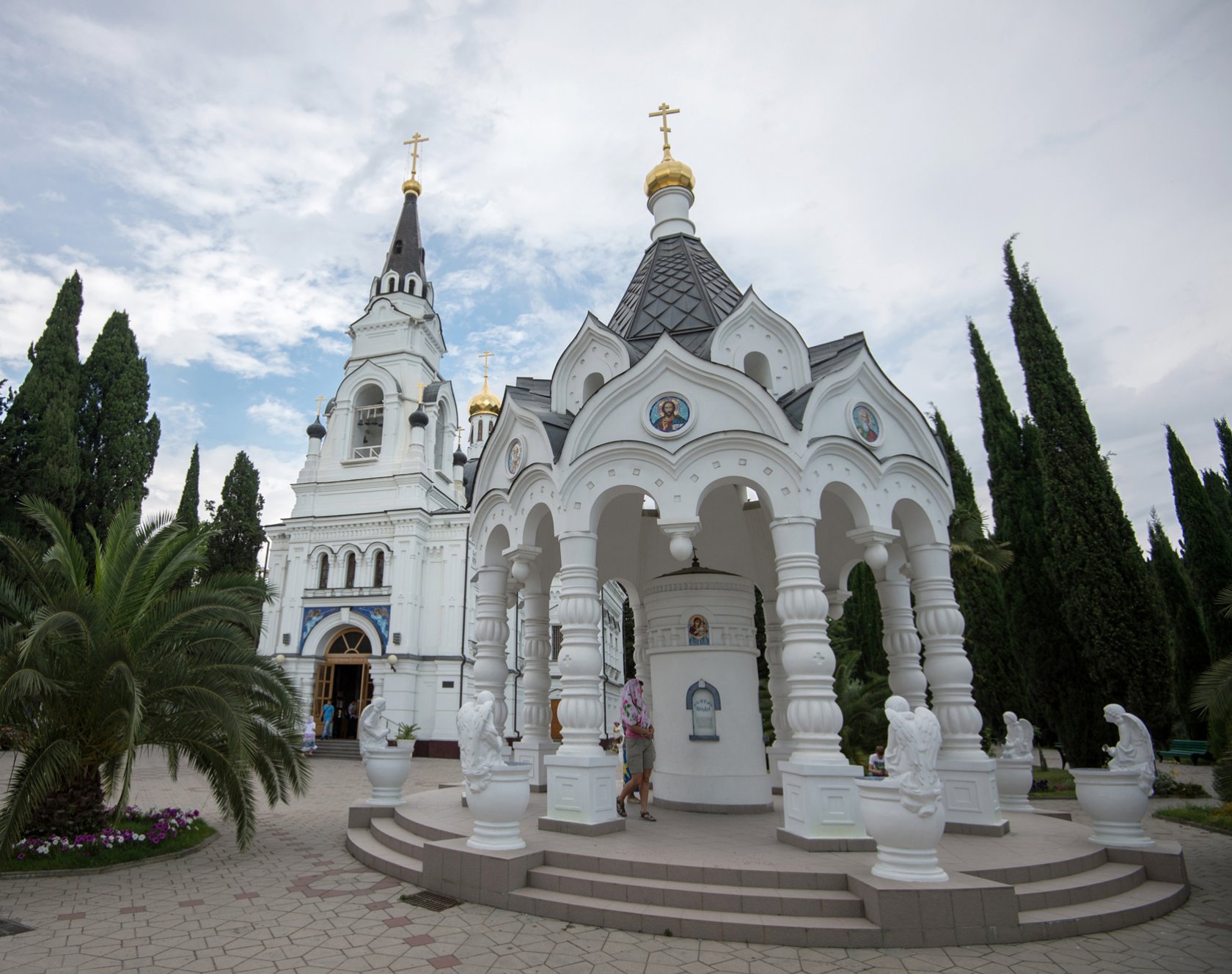 Достопримечательности города адлер. Храм Архангела Михаила в Сочи. Адлер храм Архангела Михаила. Архахангела Михаила храм Сочи.