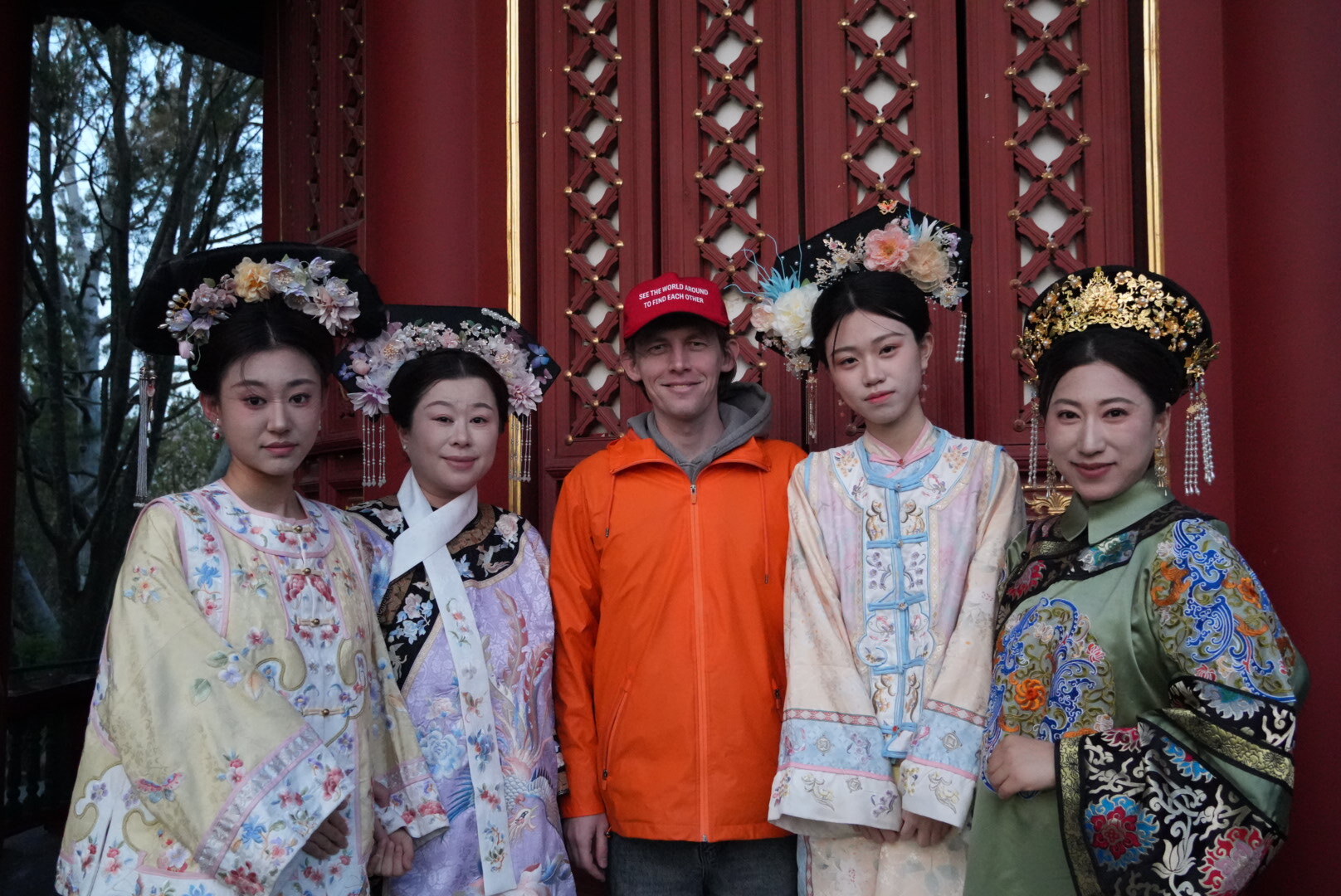 Тур в Китай 2026: фото туристов в традиционных китайских костюмах в Пекине