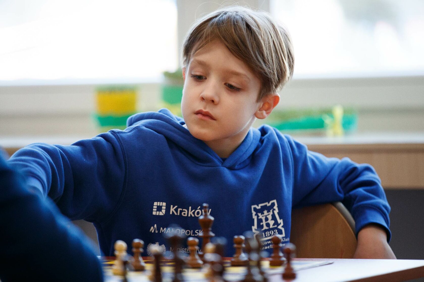 В школу после 8 лет. Шахматы "школьник". Карпов ученика шахматы. Картинка для раздела сайта шахматы и школьники.