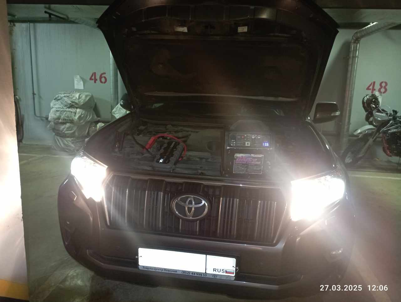 Прикурили разряженный аккумулятор и открыли замок капота Toyota Land Cruiser Prado 150, на Будапештской улице в Фрунзенском районе Санкт-Петербурга