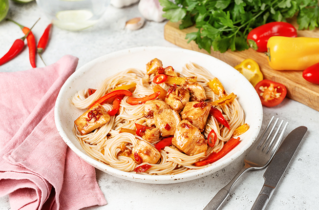 Рисовая лапша с имбирного-чесночной курицей – рецепт приготовления с фото | Elementaree