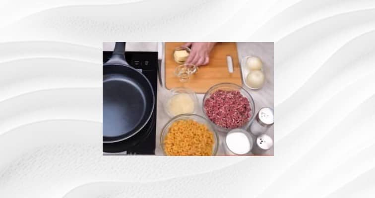 Приготовление макарон по-флотски с фаршем и луком: шаг 1