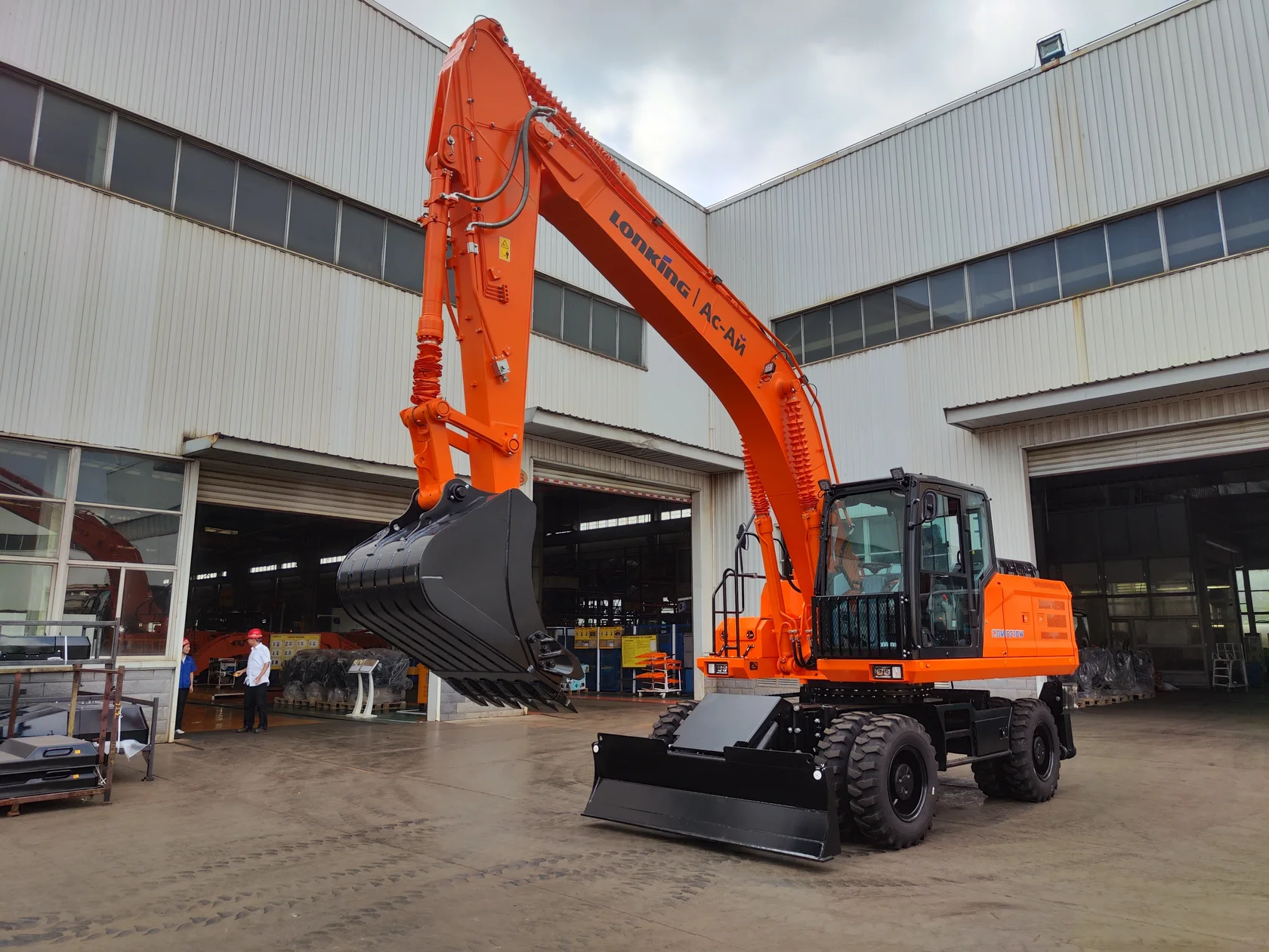 Колесный экскаватор LONKING CDM 6210W