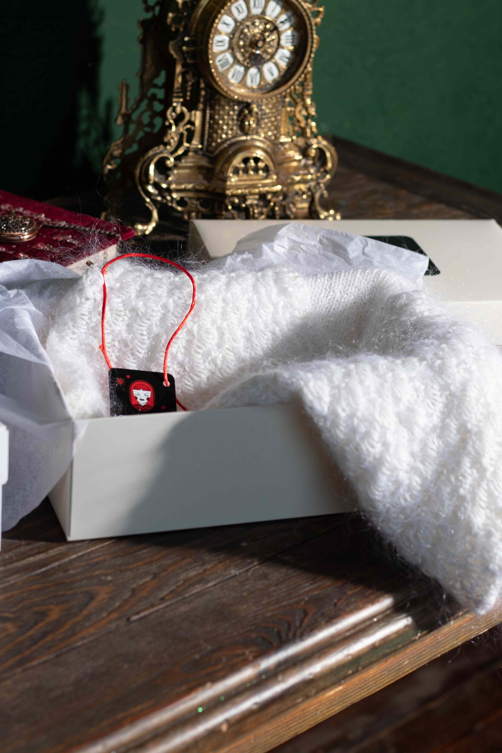 Женская жилетка из козьего пуха белого цвета в подарочной упаковке