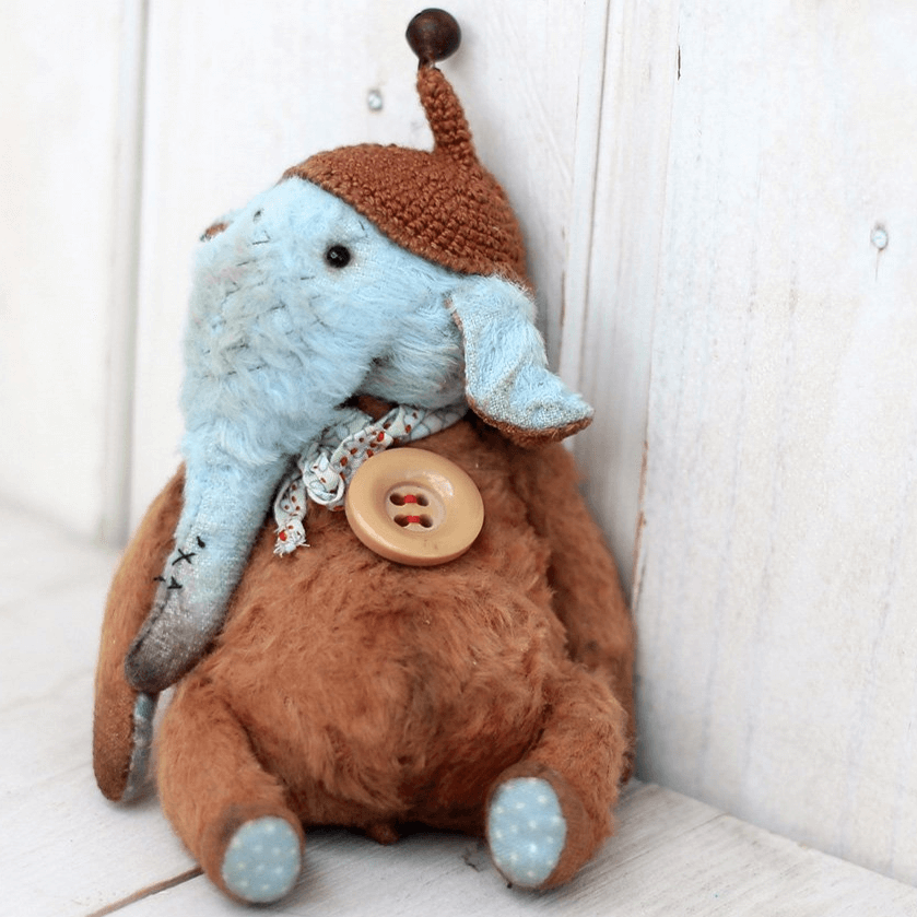 Привет! Меня зовут Лариса Гаврикова и я создаю авторские игрушки ручной работы в стиле мишек Тедди, а еще учу этому всех желающих на своих онлайн курсах и очных мастер-классах.