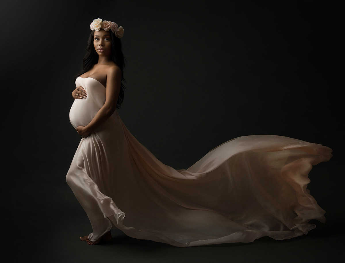 Фотосессия беременности атласная ткань