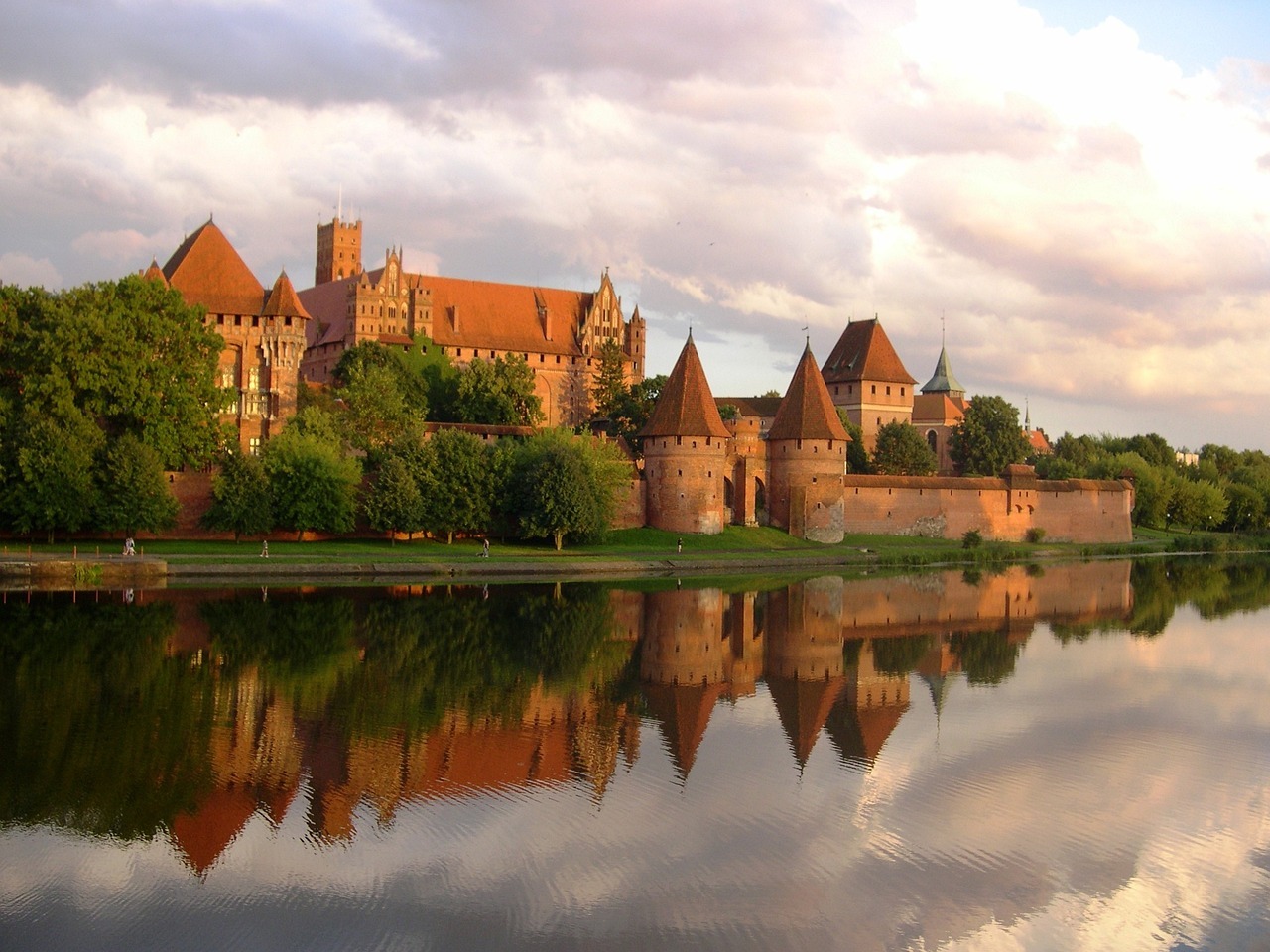 Автобусные туры по Польше, посещение замка Мальборк, Гданьск, экскурсия с гидом